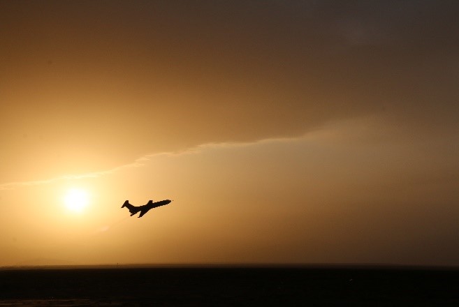 晚霞中的無人機(jī).jpg 晚霞中的無人機(jī).jpg